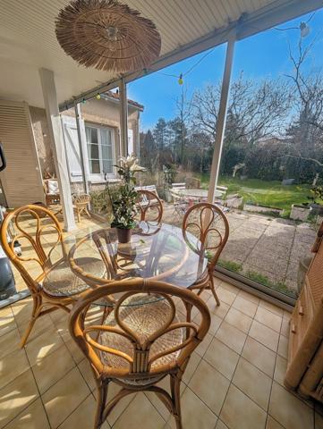 maison d'architecte de 1970 , chaleureuse très familiale et conviviale ouverte avec véranda sur terrasse et jardin intime