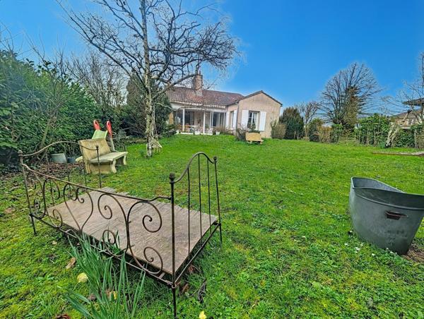 maison d'architecte de 1970 , chaleureuse très familiale et conviviale ouverte avec véranda sur terrasse et jardin intime