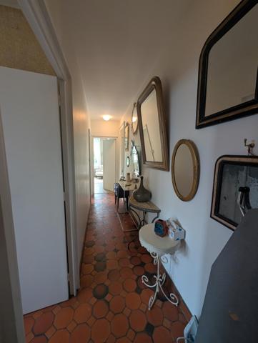 maison d'architecte de 1970 , chaleureuse très familiale et conviviale ouverte avec véranda sur terrasse et jardin intime