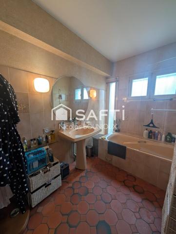 maison d'architecte de 1970 , chaleureuse très familiale et conviviale ouverte avec véranda sur terrasse et jardin intime