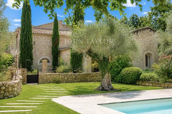 MAS D'EXCEPTION DU XVIIIe SIECLE - CENTRE DU VILLAGE D'EYGALIÈRES