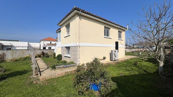 Maison contemporaine de 133 mètres carrés sur 2 niveaux - 7 pièces avec 3 chambres et 2 salles d'eau - sur un terrain de 1134 mètres carrés + dépendances - à 2 minutes du centre ville - situé dans une impasse calme