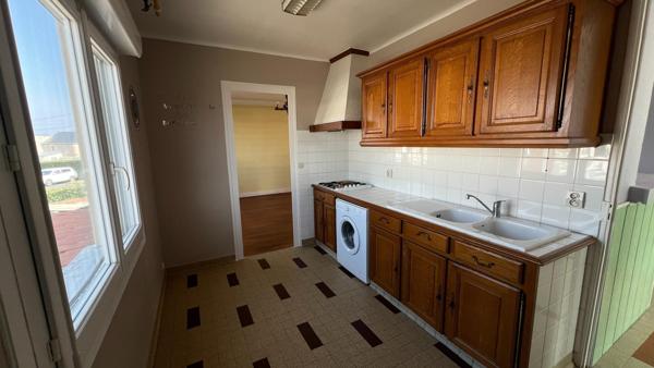 Maison contemporaine de 133 mètres carrés sur 2 niveaux - 7 pièces avec 3 chambres et 2 salles d'eau - sur un terrain de 1134 mètres carrés + dépendances - à 2 minutes du centre ville - situé dans une impasse calme