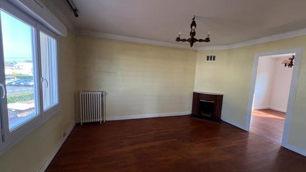 Maison contemporaine de 133 mètres carrés sur 2 niveaux - 7 pièces avec 3 chambres et 2 salles d'eau - sur un terrain de 1134 mètres carrés + dépendances - à 2 minutes du centre ville - situé dans une impasse calme