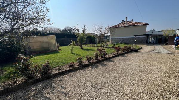 Maison contemporaine de 133 mètres carrés sur 2 niveaux - 7 pièces avec 3 chambres et 2 salles d'eau - sur un terrain de 1134 mètres carrés + dépendances - à 2 minutes du centre ville - situé dans une impasse calme