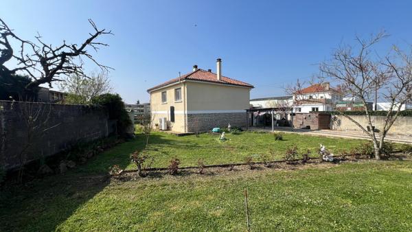 Maison contemporaine de 133 mètres carrés sur 2 niveaux - 7 pièces avec 3 chambres et 2 salles d'eau - sur un terrain de 1134 mètres carrés + dépendances - à 2 minutes du centre ville - situé dans une impasse calme