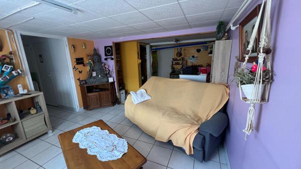 Maison contemporaine de 133 mètres carrés sur 2 niveaux - 7 pièces avec 3 chambres et 2 salles d'eau - sur un terrain de 1134 mètres carrés + dépendances - à 2 minutes du centre ville - situé dans une impasse calme