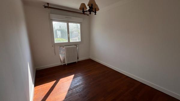 Maison contemporaine de 133 mètres carrés sur 2 niveaux - 7 pièces avec 3 chambres et 2 salles d'eau - sur un terrain de 1134 mètres carrés + dépendances - à 2 minutes du centre ville - situé dans une impasse calme