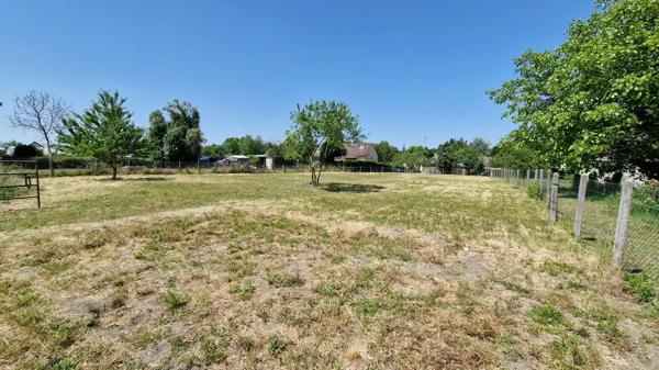 Terrain constructible 2 200 m2 Proche bourg et commodités