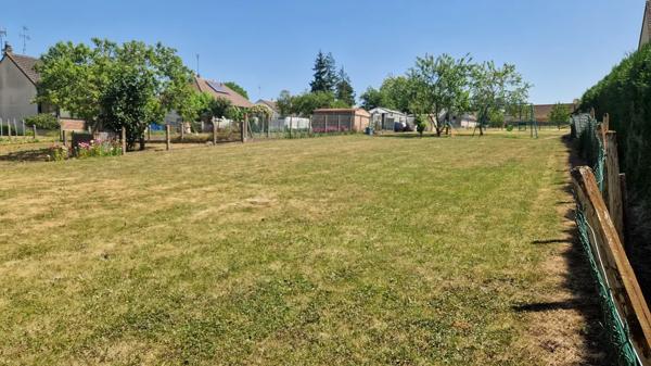 Terrain constructible 2 200 m2 Proche bourg et commodités