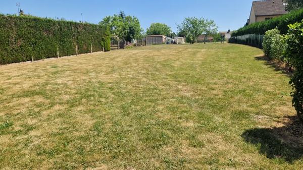 Terrain constructible 2 200 m2 Proche bourg et commodités