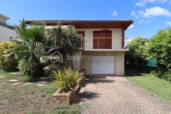 ** Mérignac Capeyron - Maison 3 chambres + espace 100 m2 à aménager **

Venez découvrir cette maison familiale de 118 m2, fonctionnelle et lumineuse, en excellent état et bénéficiant d'un très beau potentiel.
Elle se situe à 500 m du centre de Capeyron, à proximité de toutes commodités, écoles et collèges. 
Bus 16 et 33 devant la maison. Bus G et Tram A à 1.5 km.

Le rez-de-chaussée constitue l'atout incontournable : il s'étend sur unesurface de 100 m2 (actuellement garage + buanderie), possède deux ouvertures et plusieurs fenêtres, et vous offre de multiples possibilités d'aménagement (pièces supplémentaires, appartement, bureaux, locaux professionnels).
L'espace habitation se trouve à l'étage, et se compose d'une entrée, un séjour de 28 m3, une cuisine séparée (avec possibilité d'ouverture), un wc et un placard, puis d'un espace nuit avec une salle de bains et 3 grandes chambres avec placards intégrés.

A l'extérieur, vous profiterez de l'espace arboré et ombragé à l'avant de la maison, du vaste jardin à l'arrière pouvant accueillir une piscine, et de la terrasse exposée Sud accessible depuis la cuisine et le séjour.

Les + :
- portail extérieur + porte de garage : électriques
- plusieurs places de stationnement
- puits équipé d'une pompe
- alarme intérieure

A visiter sans tarder !