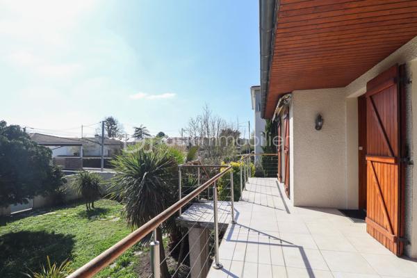 ** Mérignac Capeyron - Maison 3 chambres + espace 100 m2 à aménager **

Venez découvrir cette maison familiale de 118 m2, fonctionnelle et lumineuse, en excellent état et bénéficiant d'un très beau potentiel.
Elle se situe à 500 m du centre de Capeyron, à proximité de toutes commodités, écoles et collèges. 
Bus 16 et 33 devant la maison. Bus G et Tram A à 1.5 km.

Le rez-de-chaussée constitue l'atout incontournable : il s'étend sur unesurface de 100 m2 (actuellement garage + buanderie), possède deux ouvertures et plusieurs fenêtres, et vous offre de multiples possibilités d'aménagement (pièces supplémentaires, appartement, bureaux, locaux professionnels).
L'espace habitation se trouve à l'étage, et se compose d'une entrée, un séjour de 28 m3, une cuisine séparée (avec possibilité d'ouverture), un wc et un placard, puis d'un espace nuit avec une salle de bains et 3 grandes chambres avec placards intégrés.

A l'extérieur, vous profiterez de l'espace arboré et ombragé à l'avant de la maison, du vaste jardin à l'arrière pouvant accueillir une piscine, et de la terrasse exposée Sud accessible depuis la cuisine et le séjour.

Les + :
- portail extérieur + porte de garage : électriques
- plusieurs places de stationnement
- puits équipé d'une pompe
- alarme intérieure

A visiter sans tarder !