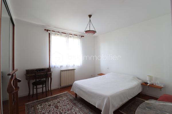** Mérignac Capeyron - Maison 3 chambres + espace 100 m2 à aménager **

Venez découvrir cette maison familiale de 118 m2, fonctionnelle et lumineuse, en excellent état et bénéficiant d'un très beau potentiel.
Elle se situe à 500 m du centre de Capeyron, à proximité de toutes commodités, écoles et collèges. 
Bus 16 et 33 devant la maison. Bus G et Tram A à 1.5 km.

Le rez-de-chaussée constitue l'atout incontournable : il s'étend sur unesurface de 100 m2 (actuellement garage + buanderie), possède deux ouvertures et plusieurs fenêtres, et vous offre de multiples possibilités d'aménagement (pièces supplémentaires, appartement, bureaux, locaux professionnels).
L'espace habitation se trouve à l'étage, et se compose d'une entrée, un séjour de 28 m3, une cuisine séparée (avec possibilité d'ouverture), un wc et un placard, puis d'un espace nuit avec une salle de bains et 3 grandes chambres avec placards intégrés.

A l'extérieur, vous profiterez de l'espace arboré et ombragé à l'avant de la maison, du vaste jardin à l'arrière pouvant accueillir une piscine, et de la terrasse exposée Sud accessible depuis la cuisine et le séjour.

Les + :
- portail extérieur + porte de garage : électriques
- plusieurs places de stationnement
- puits équipé d'une pompe
- alarme intérieure

A visiter sans tarder !