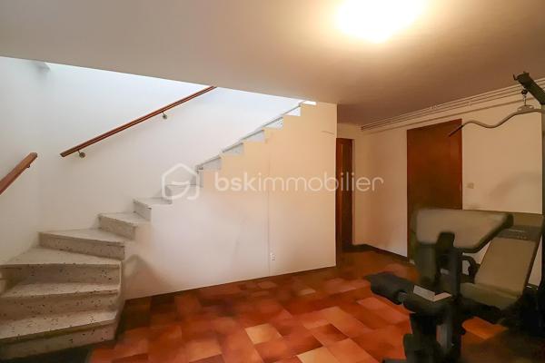 ** Mérignac Capeyron - Maison 3 chambres + espace 100 m2 à aménager **

Venez découvrir cette maison familiale de 118 m2, fonctionnelle et lumineuse, en excellent état et bénéficiant d'un très beau potentiel.
Elle se situe à 500 m du centre de Capeyron, à proximité de toutes commodités, écoles et collèges. 
Bus 16 et 33 devant la maison. Bus G et Tram A à 1.5 km.

Le rez-de-chaussée constitue l'atout incontournable : il s'étend sur unesurface de 100 m2 (actuellement garage + buanderie), possède deux ouvertures et plusieurs fenêtres, et vous offre de multiples possibilités d'aménagement (pièces supplémentaires, appartement, bureaux, locaux professionnels).
L'espace habitation se trouve à l'étage, et se compose d'une entrée, un séjour de 28 m3, une cuisine séparée (avec possibilité d'ouverture), un wc et un placard, puis d'un espace nuit avec une salle de bains et 3 grandes chambres avec placards intégrés.

A l'extérieur, vous profiterez de l'espace arboré et ombragé à l'avant de la maison, du vaste jardin à l'arrière pouvant accueillir une piscine, et de la terrasse exposée Sud accessible depuis la cuisine et le séjour.

Les + :
- portail extérieur + porte de garage : électriques
- plusieurs places de stationnement
- puits équipé d'une pompe
- alarme intérieure

A visiter sans tarder !