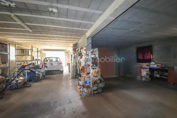 ** Mérignac Capeyron - Maison 3 chambres + espace 100 m2 à aménager **

Venez découvrir cette maison familiale de 118 m2, fonctionnelle et lumineuse, en excellent état et bénéficiant d'un très beau potentiel.
Elle se situe à 500 m du centre de Capeyron, à proximité de toutes commodités, écoles et collèges. 
Bus 16 et 33 devant la maison. Bus G et Tram A à 1.5 km.

Le rez-de-chaussée constitue l'atout incontournable : il s'étend sur unesurface de 100 m2 (actuellement garage + buanderie), possède deux ouvertures et plusieurs fenêtres, et vous offre de multiples possibilités d'aménagement (pièces supplémentaires, appartement, bureaux, locaux professionnels).
L'espace habitation se trouve à l'étage, et se compose d'une entrée, un séjour de 28 m3, une cuisine séparée (avec possibilité d'ouverture), un wc et un placard, puis d'un espace nuit avec une salle de bains et 3 grandes chambres avec placards intégrés.

A l'extérieur, vous profiterez de l'espace arboré et ombragé à l'avant de la maison, du vaste jardin à l'arrière pouvant accueillir une piscine, et de la terrasse exposée Sud accessible depuis la cuisine et le séjour.

Les + :
- portail extérieur + porte de garage : électriques
- plusieurs places de stationnement
- puits équipé d'une pompe
- alarme intérieure

A visiter sans tarder !