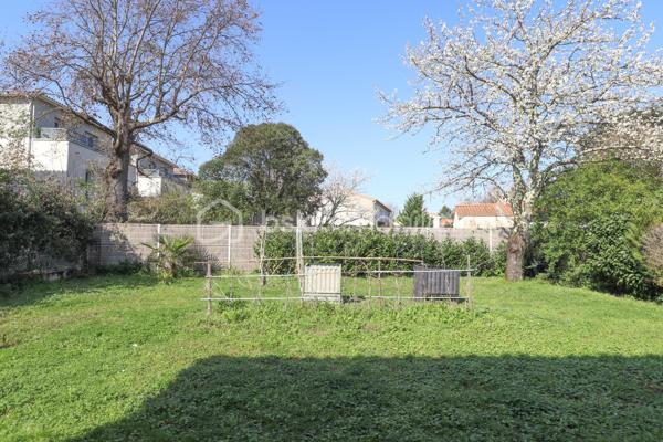 ** Mérignac Capeyron - Maison 3 chambres + espace 100 m2 à aménager **

Venez découvrir cette maison familiale de 118 m2, fonctionnelle et lumineuse, en excellent état et bénéficiant d'un très beau potentiel.
Elle se situe à 500 m du centre de Capeyron, à proximité de toutes commodités, écoles et collèges. 
Bus 16 et 33 devant la maison. Bus G et Tram A à 1.5 km.

Le rez-de-chaussée constitue l'atout incontournable : il s'étend sur unesurface de 100 m2 (actuellement garage + buanderie), possède deux ouvertures et plusieurs fenêtres, et vous offre de multiples possibilités d'aménagement (pièces supplémentaires, appartement, bureaux, locaux professionnels).
L'espace habitation se trouve à l'étage, et se compose d'une entrée, un séjour de 28 m3, une cuisine séparée (avec possibilité d'ouverture), un wc et un placard, puis d'un espace nuit avec une salle de bains et 3 grandes chambres avec placards intégrés.

A l'extérieur, vous profiterez de l'espace arboré et ombragé à l'avant de la maison, du vaste jardin à l'arrière pouvant accueillir une piscine, et de la terrasse exposée Sud accessible depuis la cuisine et le séjour.

Les + :
- portail extérieur + porte de garage : électriques
- plusieurs places de stationnement
- puits équipé d'une pompe
- alarme intérieure

A visiter sans tarder !