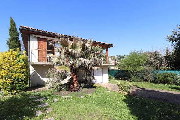 ** Mérignac Capeyron - Maison 3 chambres + espace 100 m2 à aménager **

Venez découvrir cette maison familiale de 118 m2, fonctionnelle et lumineuse, en excellent état et bénéficiant d'un très beau potentiel.
Elle se situe à 500 m du centre de Capeyron, à proximité de toutes commodités, écoles et collèges. 
Bus 16 et 33 devant la maison. Bus G et Tram A à 1.5 km.

Le rez-de-chaussée constitue l'atout incontournable : il s'étend sur unesurface de 100 m2 (actuellement garage + buanderie), possède deux ouvertures et plusieurs fenêtres, et vous offre de multiples possibilités d'aménagement (pièces supplémentaires, appartement, bureaux, locaux professionnels).
L'espace habitation se trouve à l'étage, et se compose d'une entrée, un séjour de 28 m3, une cuisine séparée (avec possibilité d'ouverture), un wc et un placard, puis d'un espace nuit avec une salle de bains et 3 grandes chambres avec placards intégrés.

A l'extérieur, vous profiterez de l'espace arboré et ombragé à l'avant de la maison, du vaste jardin à l'arrière pouvant accueillir une piscine, et de la terrasse exposée Sud accessible depuis la cuisine et le séjour.

Les + :
- portail extérieur + porte de garage : électriques
- plusieurs places de stationnement
- puits équipé d'une pompe
- alarme intérieure

A visiter sans tarder !