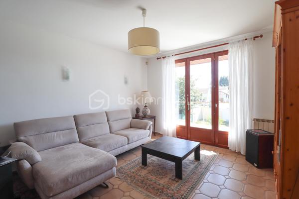 ** Mérignac Capeyron - Maison 3 chambres + espace 100 m2 à aménager **

Venez découvrir cette maison familiale de 118 m2, fonctionnelle et lumineuse, en excellent état et bénéficiant d'un très beau potentiel.
Elle se situe à 500 m du centre de Capeyron, à proximité de toutes commodités, écoles et collèges. 
Bus 16 et 33 devant la maison. Bus G et Tram A à 1.5 km.

Le rez-de-chaussée constitue l'atout incontournable : il s'étend sur unesurface de 100 m2 (actuellement garage + buanderie), possède deux ouvertures et plusieurs fenêtres, et vous offre de multiples possibilités d'aménagement (pièces supplémentaires, appartement, bureaux, locaux professionnels).
L'espace habitation se trouve à l'étage, et se compose d'une entrée, un séjour de 28 m3, une cuisine séparée (avec possibilité d'ouverture), un wc et un placard, puis d'un espace nuit avec une salle de bains et 3 grandes chambres avec placards intégrés.

A l'extérieur, vous profiterez de l'espace arboré et ombragé à l'avant de la maison, du vaste jardin à l'arrière pouvant accueillir une piscine, et de la terrasse exposée Sud accessible depuis la cuisine et le séjour.

Les + :
- portail extérieur + porte de garage : électriques
- plusieurs places de stationnement
- puits équipé d'une pompe
- alarme intérieure

A visiter sans tarder !