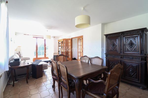 ** Mérignac Capeyron - Maison 3 chambres + espace 100 m2 à aménager **

Venez découvrir cette maison familiale de 118 m2, fonctionnelle et lumineuse, en excellent état et bénéficiant d'un très beau potentiel.
Elle se situe à 500 m du centre de Capeyron, à proximité de toutes commodités, écoles et collèges. 
Bus 16 et 33 devant la maison. Bus G et Tram A à 1.5 km.

Le rez-de-chaussée constitue l'atout incontournable : il s'étend sur unesurface de 100 m2 (actuellement garage + buanderie), possède deux ouvertures et plusieurs fenêtres, et vous offre de multiples possibilités d'aménagement (pièces supplémentaires, appartement, bureaux, locaux professionnels).
L'espace habitation se trouve à l'étage, et se compose d'une entrée, un séjour de 28 m3, une cuisine séparée (avec possibilité d'ouverture), un wc et un placard, puis d'un espace nuit avec une salle de bains et 3 grandes chambres avec placards intégrés.

A l'extérieur, vous profiterez de l'espace arboré et ombragé à l'avant de la maison, du vaste jardin à l'arrière pouvant accueillir une piscine, et de la terrasse exposée Sud accessible depuis la cuisine et le séjour.

Les + :
- portail extérieur + porte de garage : électriques
- plusieurs places de stationnement
- puits équipé d'une pompe
- alarme intérieure

A visiter sans tarder !