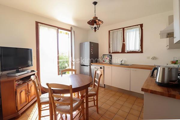 ** Mérignac Capeyron - Maison 3 chambres + espace 100 m2 à aménager **

Venez découvrir cette maison familiale de 118 m2, fonctionnelle et lumineuse, en excellent état et bénéficiant d'un très beau potentiel.
Elle se situe à 500 m du centre de Capeyron, à proximité de toutes commodités, écoles et collèges. 
Bus 16 et 33 devant la maison. Bus G et Tram A à 1.5 km.

Le rez-de-chaussée constitue l'atout incontournable : il s'étend sur unesurface de 100 m2 (actuellement garage + buanderie), possède deux ouvertures et plusieurs fenêtres, et vous offre de multiples possibilités d'aménagement (pièces supplémentaires, appartement, bureaux, locaux professionnels).
L'espace habitation se trouve à l'étage, et se compose d'une entrée, un séjour de 28 m3, une cuisine séparée (avec possibilité d'ouverture), un wc et un placard, puis d'un espace nuit avec une salle de bains et 3 grandes chambres avec placards intégrés.

A l'extérieur, vous profiterez de l'espace arboré et ombragé à l'avant de la maison, du vaste jardin à l'arrière pouvant accueillir une piscine, et de la terrasse exposée Sud accessible depuis la cuisine et le séjour.

Les + :
- portail extérieur + porte de garage : électriques
- plusieurs places de stationnement
- puits équipé d'une pompe
- alarme intérieure

A visiter sans tarder !