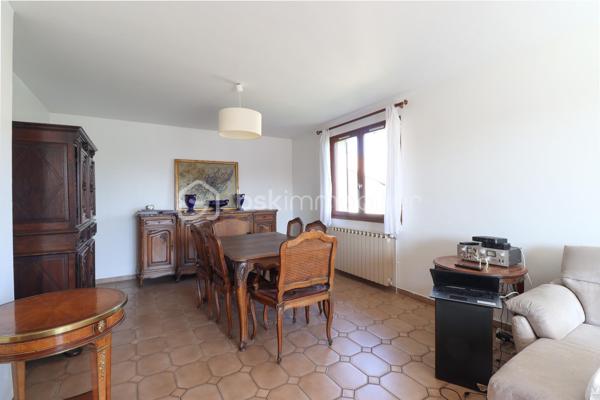 ** Mérignac Capeyron - Maison 3 chambres + espace 100 m2 à aménager **

Venez découvrir cette maison familiale de 118 m2, fonctionnelle et lumineuse, en excellent état et bénéficiant d'un très beau potentiel.
Elle se situe à 500 m du centre de Capeyron, à proximité de toutes commodités, écoles et collèges. 
Bus 16 et 33 devant la maison. Bus G et Tram A à 1.5 km.

Le rez-de-chaussée constitue l'atout incontournable : il s'étend sur unesurface de 100 m2 (actuellement garage + buanderie), possède deux ouvertures et plusieurs fenêtres, et vous offre de multiples possibilités d'aménagement (pièces supplémentaires, appartement, bureaux, locaux professionnels).
L'espace habitation se trouve à l'étage, et se compose d'une entrée, un séjour de 28 m3, une cuisine séparée (avec possibilité d'ouverture), un wc et un placard, puis d'un espace nuit avec une salle de bains et 3 grandes chambres avec placards intégrés.

A l'extérieur, vous profiterez de l'espace arboré et ombragé à l'avant de la maison, du vaste jardin à l'arrière pouvant accueillir une piscine, et de la terrasse exposée Sud accessible depuis la cuisine et le séjour.

Les + :
- portail extérieur + porte de garage : électriques
- plusieurs places de stationnement
- puits équipé d'une pompe
- alarme intérieure

A visiter sans tarder !