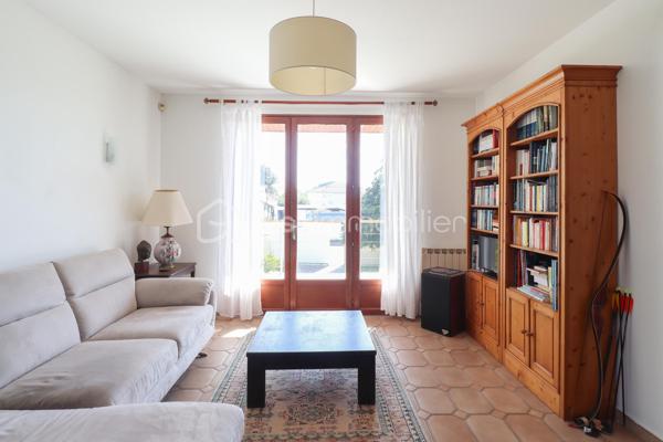 ** Mérignac Capeyron - Maison 3 chambres + espace 100 m2 à aménager **

Venez découvrir cette maison familiale de 118 m2, fonctionnelle et lumineuse, en excellent état et bénéficiant d'un très beau potentiel.
Elle se situe à 500 m du centre de Capeyron, à proximité de toutes commodités, écoles et collèges. 
Bus 16 et 33 devant la maison. Bus G et Tram A à 1.5 km.

Le rez-de-chaussée constitue l'atout incontournable : il s'étend sur unesurface de 100 m2 (actuellement garage + buanderie), possède deux ouvertures et plusieurs fenêtres, et vous offre de multiples possibilités d'aménagement (pièces supplémentaires, appartement, bureaux, locaux professionnels).
L'espace habitation se trouve à l'étage, et se compose d'une entrée, un séjour de 28 m3, une cuisine séparée (avec possibilité d'ouverture), un wc et un placard, puis d'un espace nuit avec une salle de bains et 3 grandes chambres avec placards intégrés.

A l'extérieur, vous profiterez de l'espace arboré et ombragé à l'avant de la maison, du vaste jardin à l'arrière pouvant accueillir une piscine, et de la terrasse exposée Sud accessible depuis la cuisine et le séjour.

Les + :
- portail extérieur + porte de garage : électriques
- plusieurs places de stationnement
- puits équipé d'une pompe
- alarme intérieure

A visiter sans tarder !