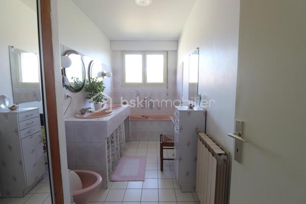 ** Mérignac Capeyron - Maison 3 chambres + espace 100 m2 à aménager **

Venez découvrir cette maison familiale de 118 m2, fonctionnelle et lumineuse, en excellent état et bénéficiant d'un très beau potentiel.
Elle se situe à 500 m du centre de Capeyron, à proximité de toutes commodités, écoles et collèges. 
Bus 16 et 33 devant la maison. Bus G et Tram A à 1.5 km.

Le rez-de-chaussée constitue l'atout incontournable : il s'étend sur unesurface de 100 m2 (actuellement garage + buanderie), possède deux ouvertures et plusieurs fenêtres, et vous offre de multiples possibilités d'aménagement (pièces supplémentaires, appartement, bureaux, locaux professionnels).
L'espace habitation se trouve à l'étage, et se compose d'une entrée, un séjour de 28 m3, une cuisine séparée (avec possibilité d'ouverture), un wc et un placard, puis d'un espace nuit avec une salle de bains et 3 grandes chambres avec placards intégrés.

A l'extérieur, vous profiterez de l'espace arboré et ombragé à l'avant de la maison, du vaste jardin à l'arrière pouvant accueillir une piscine, et de la terrasse exposée Sud accessible depuis la cuisine et le séjour.

Les + :
- portail extérieur + porte de garage : électriques
- plusieurs places de stationnement
- puits équipé d'une pompe
- alarme intérieure

A visiter sans tarder !