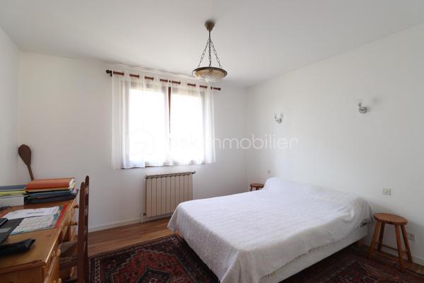 ** Mérignac Capeyron - Maison 3 chambres + espace 100 m2 à aménager **

Venez découvrir cette maison familiale de 118 m2, fonctionnelle et lumineuse, en excellent état et bénéficiant d'un très beau potentiel.
Elle se situe à 500 m du centre de Capeyron, à proximité de toutes commodités, écoles et collèges. 
Bus 16 et 33 devant la maison. Bus G et Tram A à 1.5 km.

Le rez-de-chaussée constitue l'atout incontournable : il s'étend sur unesurface de 100 m2 (actuellement garage + buanderie), possède deux ouvertures et plusieurs fenêtres, et vous offre de multiples possibilités d'aménagement (pièces supplémentaires, appartement, bureaux, locaux professionnels).
L'espace habitation se trouve à l'étage, et se compose d'une entrée, un séjour de 28 m3, une cuisine séparée (avec possibilité d'ouverture), un wc et un placard, puis d'un espace nuit avec une salle de bains et 3 grandes chambres avec placards intégrés.

A l'extérieur, vous profiterez de l'espace arboré et ombragé à l'avant de la maison, du vaste jardin à l'arrière pouvant accueillir une piscine, et de la terrasse exposée Sud accessible depuis la cuisine et le séjour.

Les + :
- portail extérieur + porte de garage : électriques
- plusieurs places de stationnement
- puits équipé d'une pompe
- alarme intérieure

A visiter sans tarder !