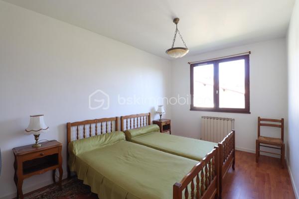 ** Mérignac Capeyron - Maison 3 chambres + espace 100 m2 à aménager **

Venez découvrir cette maison familiale de 118 m2, fonctionnelle et lumineuse, en excellent état et bénéficiant d'un très beau potentiel.
Elle se situe à 500 m du centre de Capeyron, à proximité de toutes commodités, écoles et collèges. 
Bus 16 et 33 devant la maison. Bus G et Tram A à 1.5 km.

Le rez-de-chaussée constitue l'atout incontournable : il s'étend sur unesurface de 100 m2 (actuellement garage + buanderie), possède deux ouvertures et plusieurs fenêtres, et vous offre de multiples possibilités d'aménagement (pièces supplémentaires, appartement, bureaux, locaux professionnels).
L'espace habitation se trouve à l'étage, et se compose d'une entrée, un séjour de 28 m3, une cuisine séparée (avec possibilité d'ouverture), un wc et un placard, puis d'un espace nuit avec une salle de bains et 3 grandes chambres avec placards intégrés.

A l'extérieur, vous profiterez de l'espace arboré et ombragé à l'avant de la maison, du vaste jardin à l'arrière pouvant accueillir une piscine, et de la terrasse exposée Sud accessible depuis la cuisine et le séjour.

Les + :
- portail extérieur + porte de garage : électriques
- plusieurs places de stationnement
- puits équipé d'une pompe
- alarme intérieure

A visiter sans tarder !