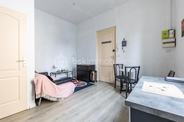 Au sein d’une échoppe située à proximité du quartier prisé des Chartrons (5min à vélo), venez découvrir ce studio composé d’un séjour avec coin cuisine et d’une salle d’eau avec WC. Cet appartement offre un espace de vie fonctionnel et agréable. Vous apprécierez notamment la belle hauteur sous plafond ainsi que la luminosité.

Le secteur est très vivant : nombreux commerces (supermarché, pharmacie, coiffeur, tabac-presse, restaurants), lieux culturels et de bien-être (café-théâtre, salle de concerts, école de danse, piscine, pilates), espaces verts (Parc Rivière à 2min en vélo et Jardin Public à 5 min en vélo). 

Proximité des transports : arrêt de tram Camille Godard (lignes C et E à 8min à pied) et arrêts de bus Luze (ligne 15 à 4min à pied) ou Catros (ligne 82 à 4min à pied).

Idéal pour un premier achat ou un investissement !