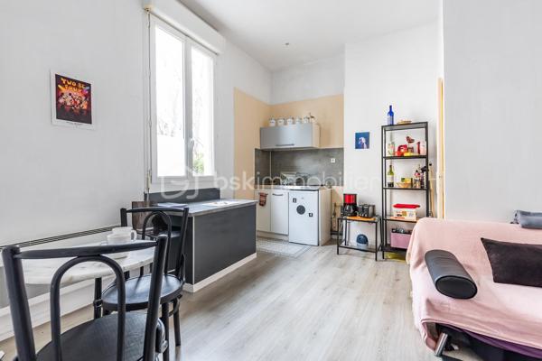 Au sein d’une échoppe située à proximité du quartier prisé des Chartrons (5min à vélo), venez découvrir ce studio composé d’un séjour avec coin cuisine et d’une salle d’eau avec WC. Cet appartement offre un espace de vie fonctionnel et agréable. Vous apprécierez notamment la belle hauteur sous plafond ainsi que la luminosité.

Le secteur est très vivant : nombreux commerces (supermarché, pharmacie, coiffeur, tabac-presse, restaurants), lieux culturels et de bien-être (café-théâtre, salle de concerts, école de danse, piscine, pilates), espaces verts (Parc Rivière à 2min en vélo et Jardin Public à 5 min en vélo). 

Proximité des transports : arrêt de tram Camille Godard (lignes C et E à 8min à pied) et arrêts de bus Luze (ligne 15 à 4min à pied) ou Catros (ligne 82 à 4min à pied).

Idéal pour un premier achat ou un investissement !