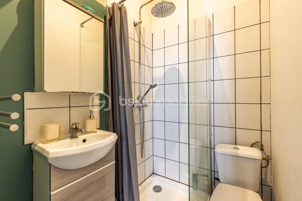 Au sein d’une échoppe située à proximité du quartier prisé des Chartrons (5min à vélo), venez découvrir ce studio composé d’un séjour avec coin cuisine et d’une salle d’eau avec WC. Cet appartement offre un espace de vie fonctionnel et agréable. Vous apprécierez notamment la belle hauteur sous plafond ainsi que la luminosité.

Le secteur est très vivant : nombreux commerces (supermarché, pharmacie, coiffeur, tabac-presse, restaurants), lieux culturels et de bien-être (café-théâtre, salle de concerts, école de danse, piscine, pilates), espaces verts (Parc Rivière à 2min en vélo et Jardin Public à 5 min en vélo). 

Proximité des transports : arrêt de tram Camille Godard (lignes C et E à 8min à pied) et arrêts de bus Luze (ligne 15 à 4min à pied) ou Catros (ligne 82 à 4min à pied).

Idéal pour un premier achat ou un investissement !