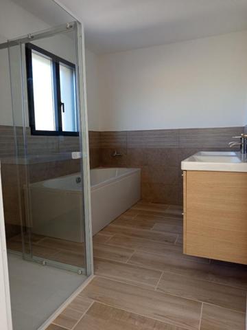Villa Neuve Plain pied 83m², 2 chambres, Terrain 406m² à Chantemerle les Grignan 295000HAI