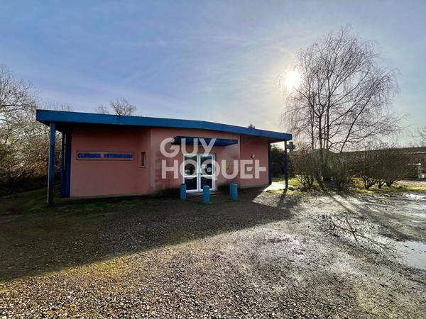 Local commercial de 288 m², hangar et parking