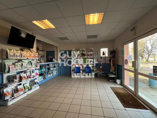 Local commercial de 288 m², hangar et parking