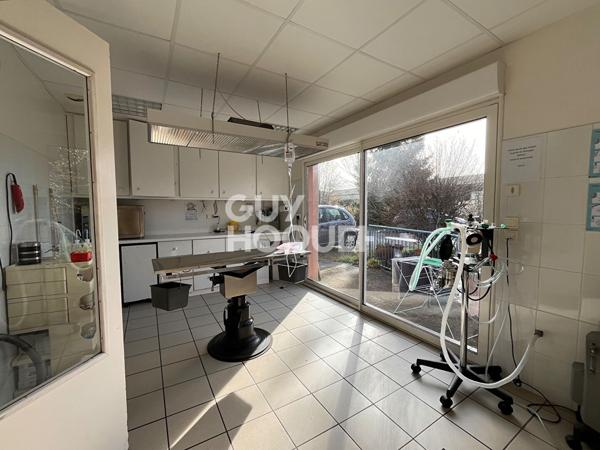 Local commercial de 288 m², hangar et parking