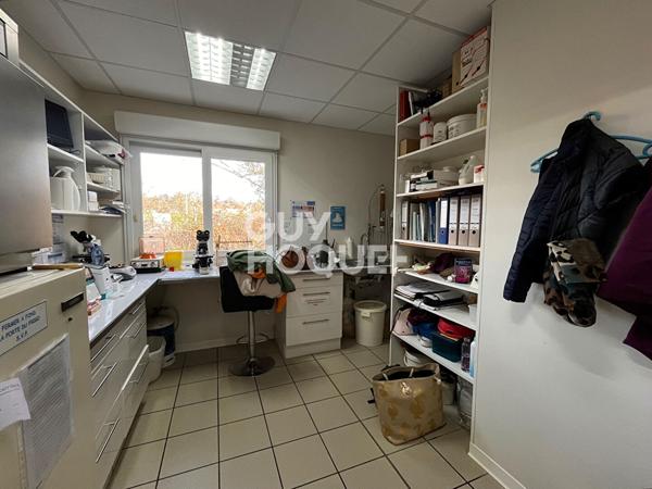 Local commercial de 288 m², hangar et parking