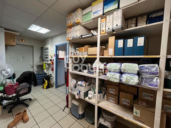 Local commercial de 288 m², hangar et parking