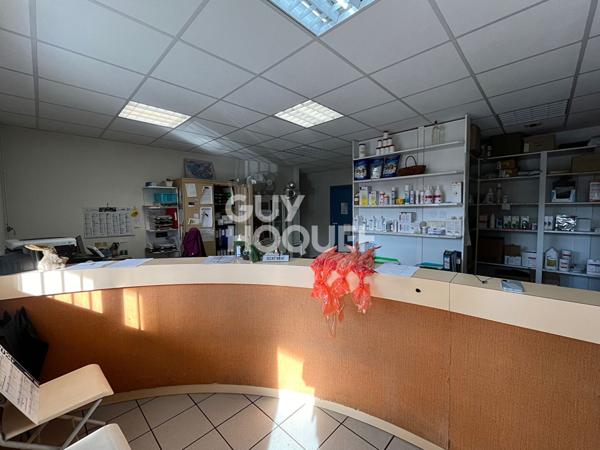 Local commercial de 288 m², hangar et parking