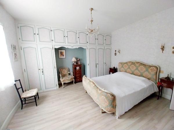 Maison à JONZAC, 17500 - 8 pièces 246m²