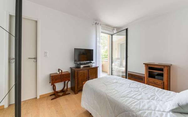 SAINT-DIDIER-AU-MONT-D’OR — CENTRE À PIEDS- T2 AVEC BALCON ET GARAGE FERMÉ