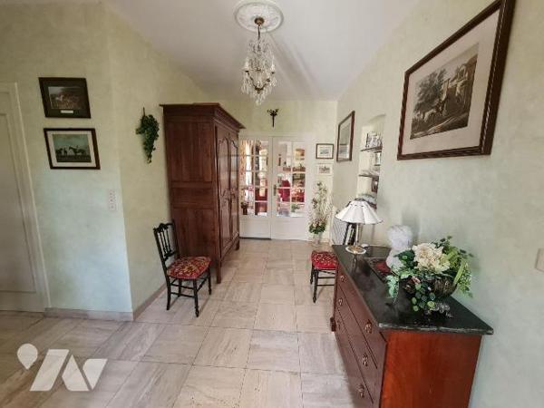 OISEMONT - Maison familiale aux beaux volumes édifiée sur sous-sol total comprenant au rez-de-c...