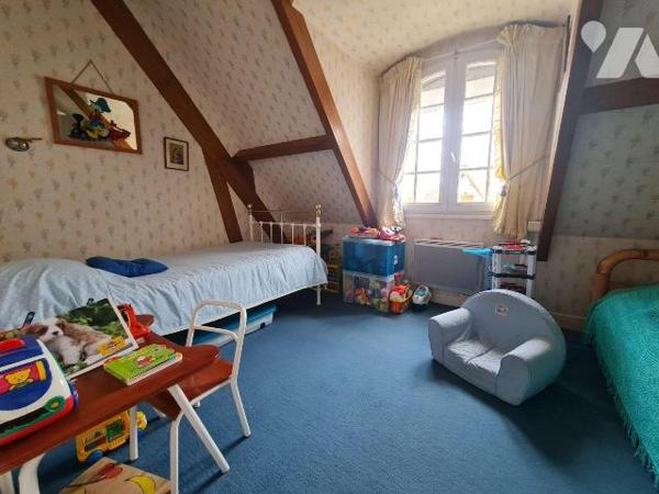 OISEMONT - Maison familiale aux beaux volumes édifiée sur sous-sol total comprenant au rez-de-c...