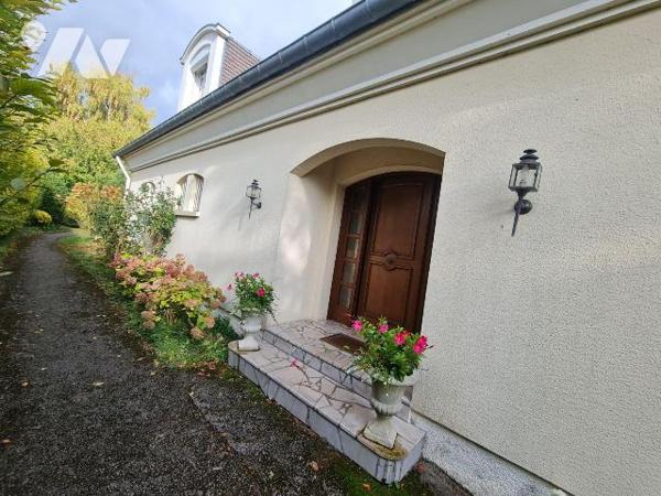 OISEMONT - Maison familiale aux beaux volumes édifiée sur sous-sol total comprenant au rez-de-c...