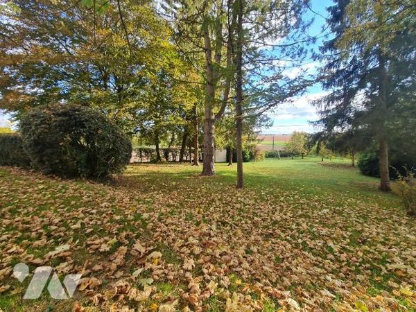 OISEMONT - Maison familiale aux beaux volumes édifiée sur sous-sol total comprenant au rez-de-c...