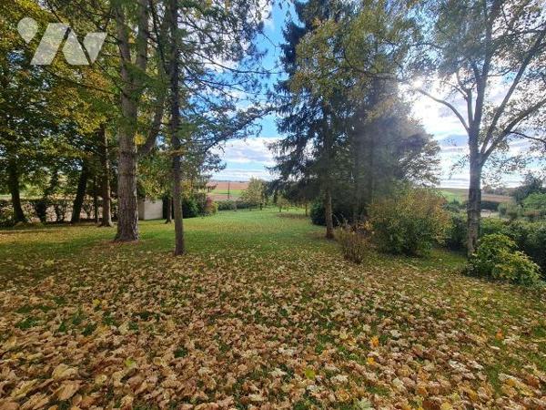 OISEMONT - Maison familiale aux beaux volumes édifiée sur sous-sol total comprenant au rez-de-c...