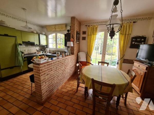 OISEMONT - Maison familiale aux beaux volumes édifiée sur sous-sol total comprenant au rez-de-c...