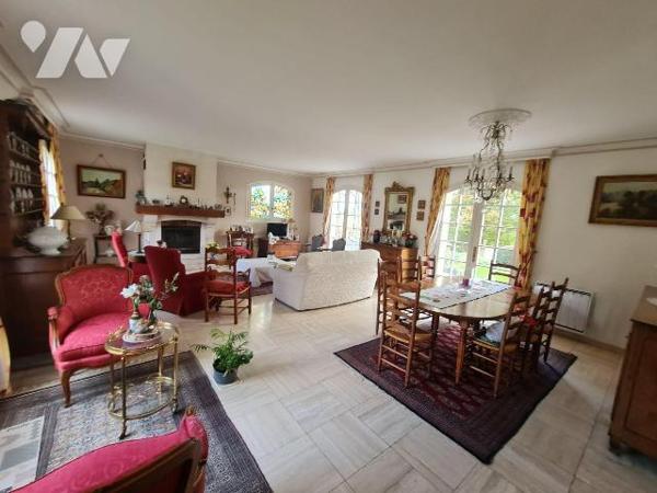 OISEMONT - Maison familiale aux beaux volumes édifiée sur sous-sol total comprenant au rez-de-c...