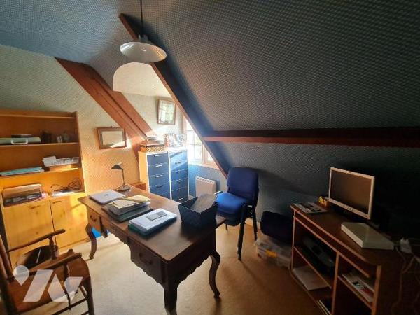 OISEMONT - Maison familiale aux beaux volumes édifiée sur sous-sol total comprenant au rez-de-c...